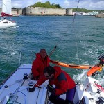 Jérôme, notre capitaine, à la barre et Henri à la manoeuvre