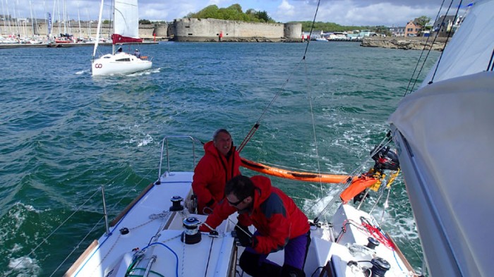 Jérôme, notre capitaine, à la barre et Henri à la manoeuvre