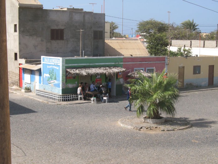 Le bar de Arminda sur la place de Palmeira : le lieu de rendez-vous !