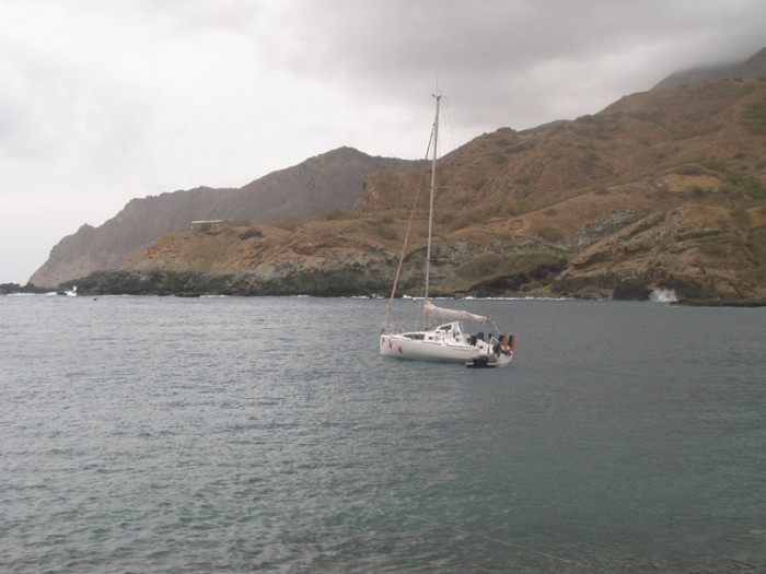 Mouillage de Furna, ancre à l'avant et amarre à terre à l'arrière