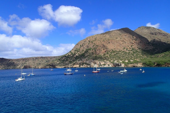 L'Envol à gauche du mouillage