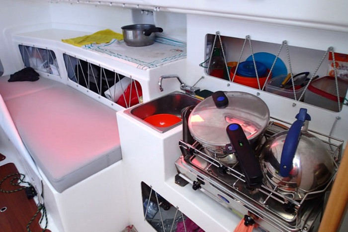 A tribord, le gennaker tamise en rouge le coin cuisine