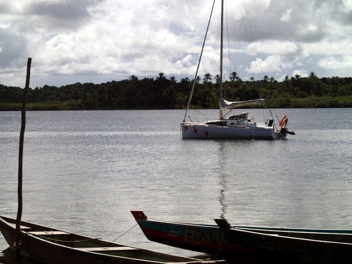 Au mouillage devant la petite ville de Maraú,