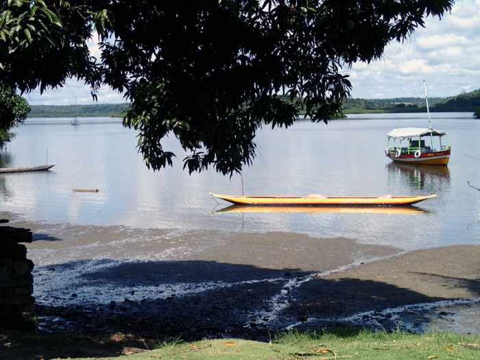 Au fond L'Envol au mouillage, juste en limite de profondeur à marée basse