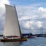 Un saveiro, embarcation traditionnelle servant au transport de marchandises (ou de touristes) ; pas de moteur, tout à la voile !