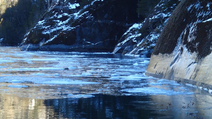 ... en glaces ! Poursuivant à l'Ouest dans le bras SW du canal Beagle...