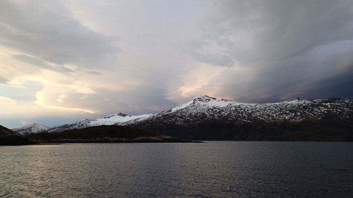 ... l'entrée Sud du canal Barros Merino qui borne l'île Gordon à l'Ouest...