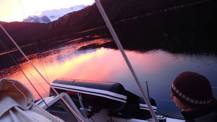 Départ matinal de la caleta del Sur dans le bras Ouest du seno Pia...