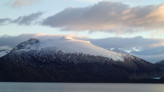 ... au Nord, l'île Tierra del Fuego et le bras NW du canal Beagle