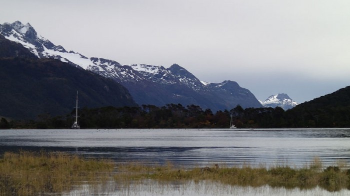 ... où un bateau de charter patagon nous tient maintenant compagnie !
