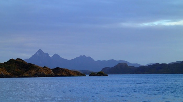 Canal Brecknock, au fond l'île London avec à G le cerro San Pablo (734m)