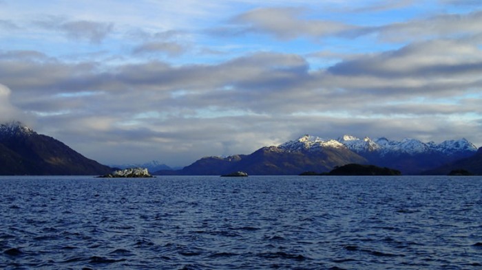 Phare des îlots Liallos, détroit de Magellan, au fond le paso Shag...