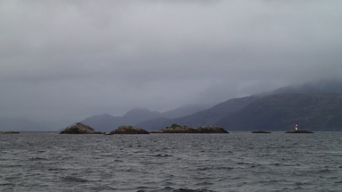 ... dans le paso Largo, L'Envol double le phare des îlots Skinner