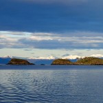 ... avec au fond les sommets enneigés de l'île Desolacion (Magellan)