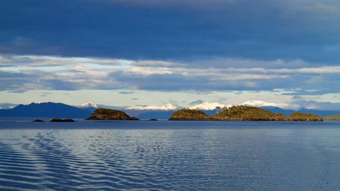 ... avec au fond les sommets enneigés de l'île Desolacion (Magellan)