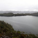 ... à l'Ouest, la caleta Dardé, le canal Smyth et l’île Manuel Rodriguez