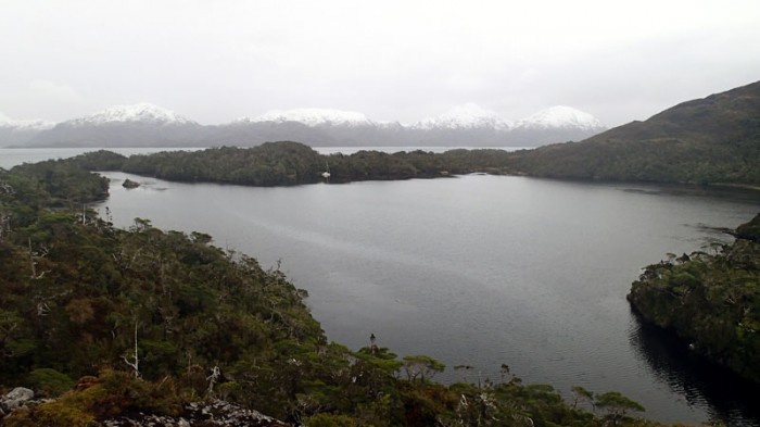 ... à l'Ouest, la caleta Dardé, le canal Smyth et l’île Manuel Rodriguez