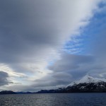 Canal Valdes, à D l'île Diego Portales, au fond la péninsule Munoz Gamero