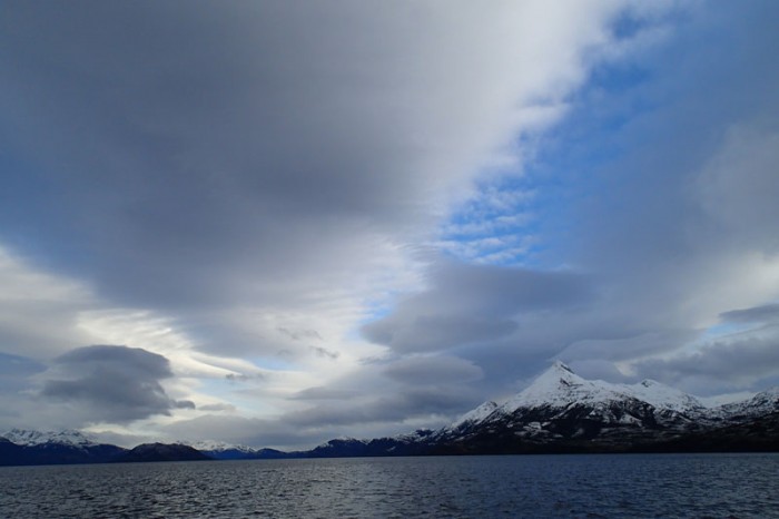 Canal Valdes, à D l'île Diego Portales, au fond la péninsule Munoz Gamero