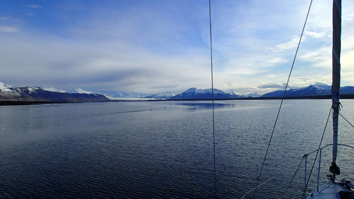 Canal Senoret (Puerto Natales), entre les haubans le cerro Paine Grande