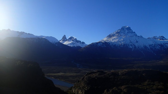 A G, le cerro Palo, à D, le cerro Castillo (2675m)