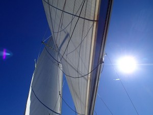 Au travers, tribord amures, les penons de haubans permettent de visualiser le trajet du vent modifié à 90° par les voiles