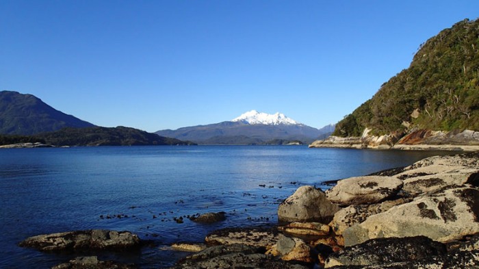 Monts Yanteles (2042m) vu depuis l’île Huepan