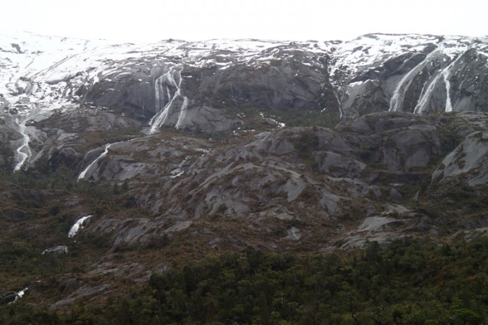 Cascades surplombant le canal Wide (rive Ouest)