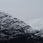 Montagnes dominant le canal Martinez peu après Tortel
