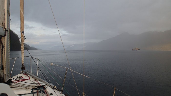 ... la longue remontée du canal Puyuhuapi et du seno Ventisquero