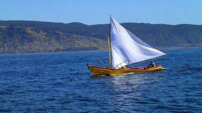 Bateau de pêche en approche de la bahia Corral