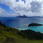 Sommet d’Akamaru (246 m), vue sur l’île Mekiro et le mouillage (13)