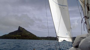 Enfin les Gambier ! Ile de Mangareva, mont Duff (441 m) et à sa droite Rikitea