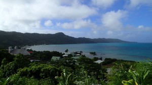 Ile de Mangareva, Rikitea et la zone de mouillage au fond de la baie à gauche