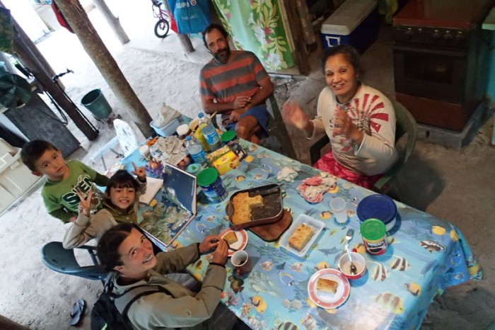 Bruno, Noéline, Eden (8 ans) et Tunui (4 ans), gâteau de coco