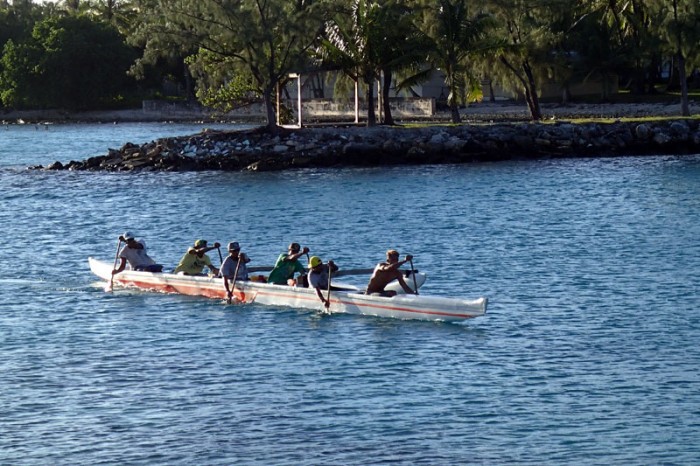 Un speed boat ancestral, la pirogue polynésienne