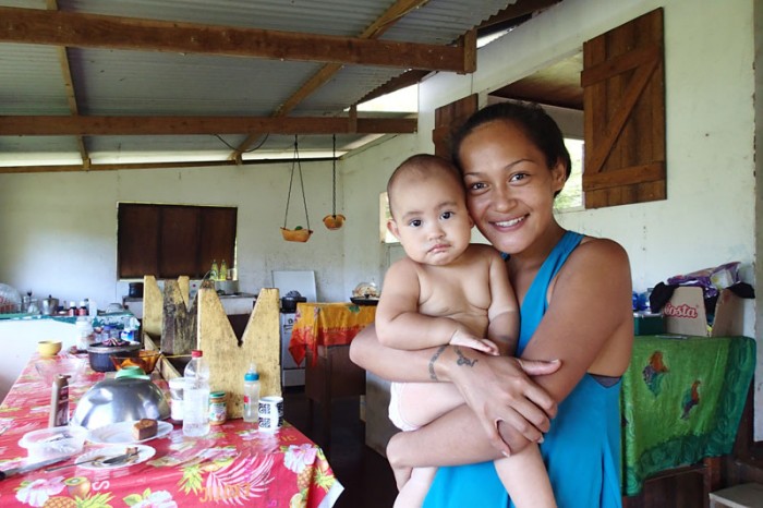 Leticia et sa fille Malika (10 mois) à Anaho, merci pour les fruits !