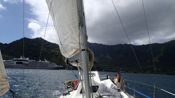 Le Soleal, bateau de croisière, dans la baie de Hatiheu