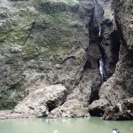 Le bassin au pied de la cascade de Vaipo