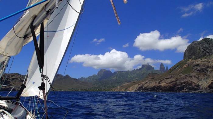 En approche de la baie de Hakahau sur l’île de Ua-Pou