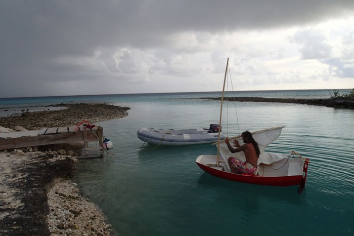 Mise en place de la dérive, du safran et hissage de la voile