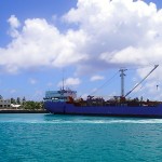 La très attendue cargaison de la goélette Mareva Nui arrive à Ahe