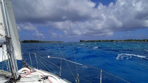 L’Envol à la voile en approche de la passe Ouest de Rangiroa (pour sortir)