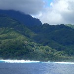 L’Envol longe le récif à l’extérieur du lagon