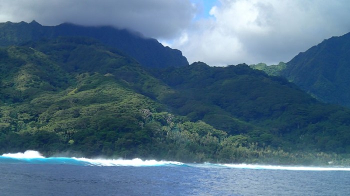 L’Envol longe le récif à l’extérieur du lagon