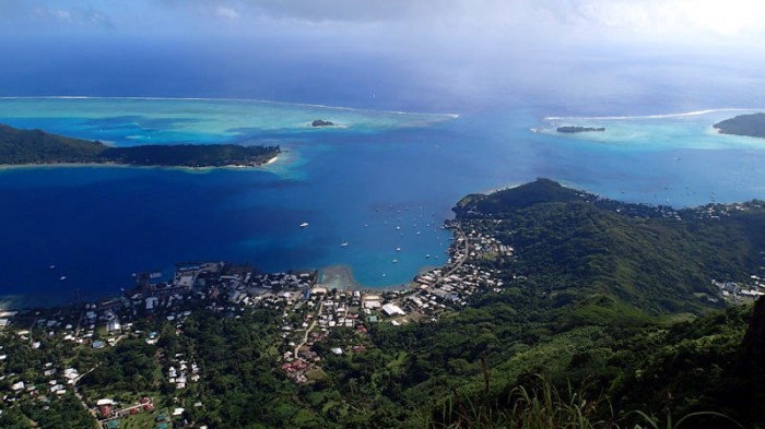 La passe Teavanui et la ville de Vaitape