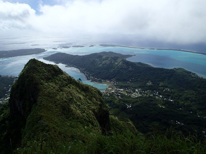 Mont Hue (619m), darse et village de Faanui