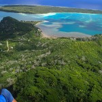 Vue sur le mont Paharae (106m) en contrebas et le motu Auira