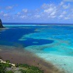 Baie Atipiti avec les motus de la passe sur l’horizon