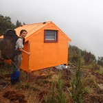 Le spartiate Adventure Bivouac (1020m) émerge du brouillard